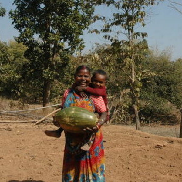 Frau mit Kind und Melone in den Händen.