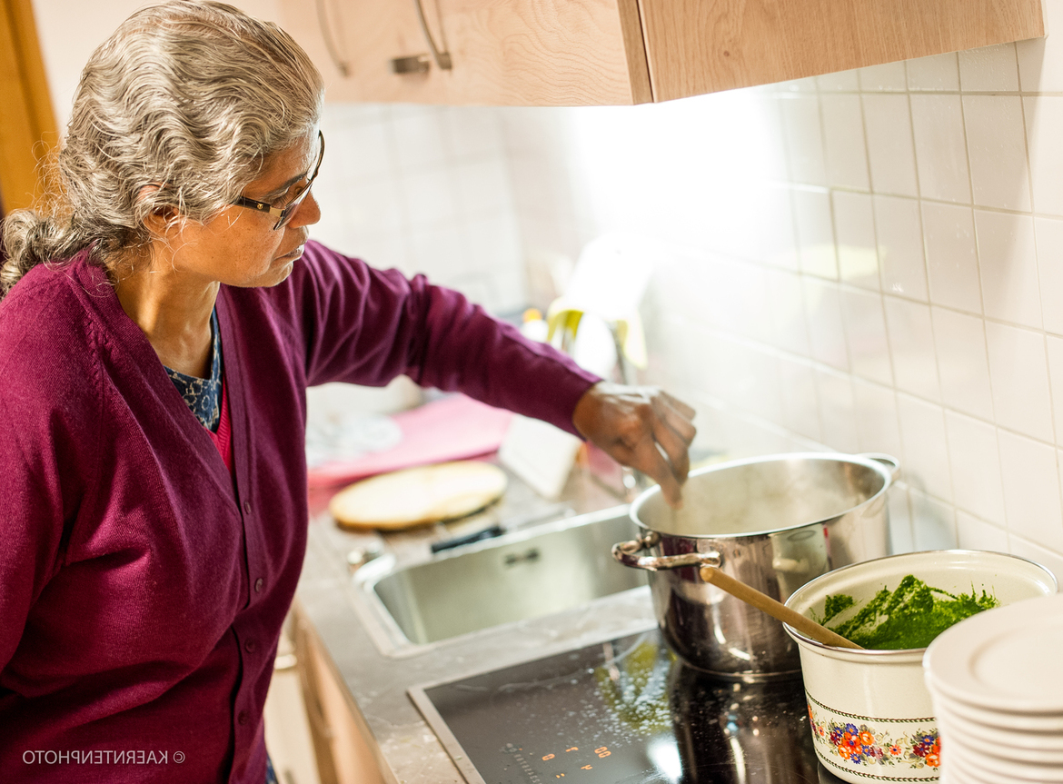 Projektpartnerin Bina Stanis vom inidischen Projekt CASS beim gemeinsam Kochen in Kärnten