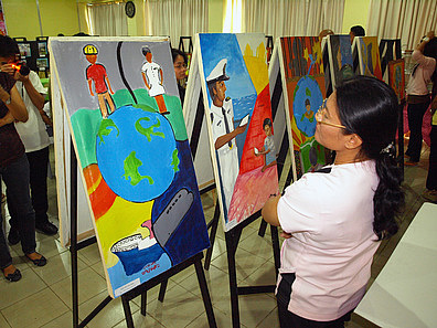 Bilder in der Ausstellung der Anak OFW (Kinder von Arbeitsmigrantinnen).