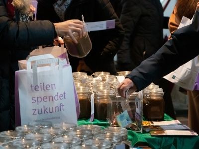 Gemeinsam mit den Tourismusschulen MODUL verteilt die kfb Wien Suppe to Go im Wiener Stephansdom. Die Spenden gehen an die Aktion Familienfasttag der kfbö.