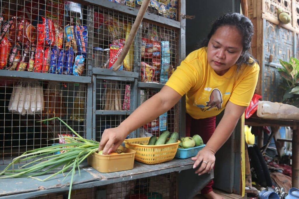 Cecile, ehemalige Care-Arbeiterin, engagiert sich nunmehr als Kassenwärterin der „Community Migrant Association“ in Bucana