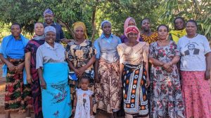 Unternehmerinnen aus Lembeni posieren nach einer Diskussion im Rahmen der Begleitkontrolle für ein Foto